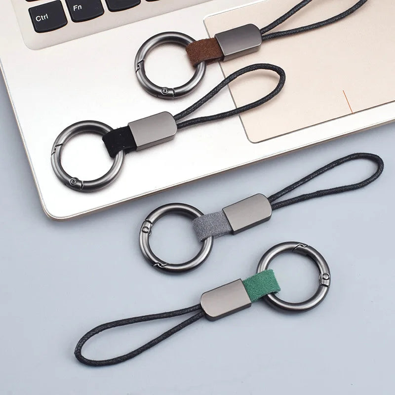 Chaveiro de Couro Genuíno com Cordão – Acessório Elegante