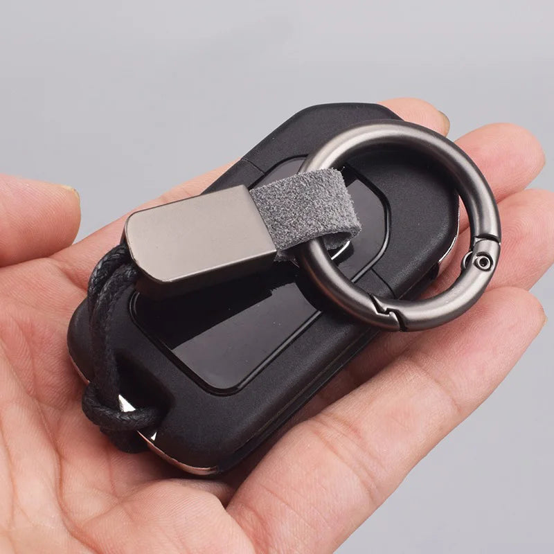 Chaveiro de Couro Genuíno com Cordão – Acessório Elegante
